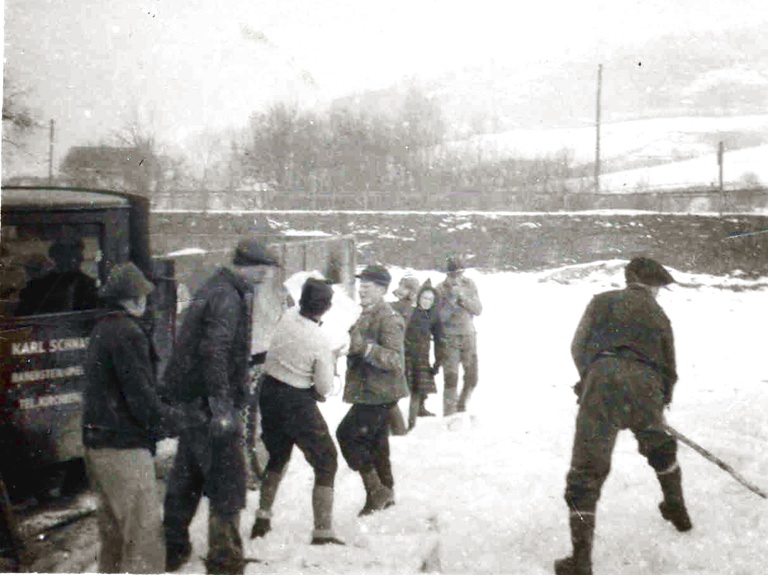 Datei:Eisteich Eis laden.jpg