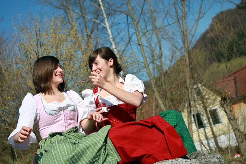 Datei:Dirndl-Marmeladengenuss weinfranz.jpg