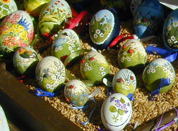 Datei:Ostereier Handarbeit.jpg