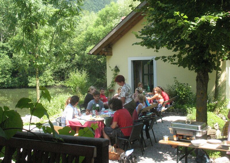 Datei:Teichbrücke Seminar im Freien.jpg
