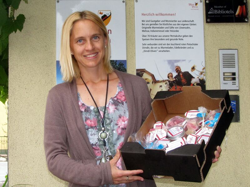 Datei:Fr Leb mit Dirndlkosmetik.jpg