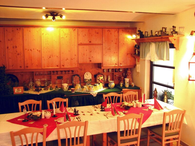 Datei:SH Kachelofenstube li Seite.jpg