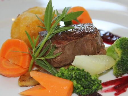 zarter Hirschrücken mit Gemüse