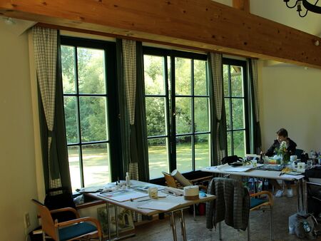 Große Fensterfront auf beiden Seiten für viel Licht in der Teichbrücke