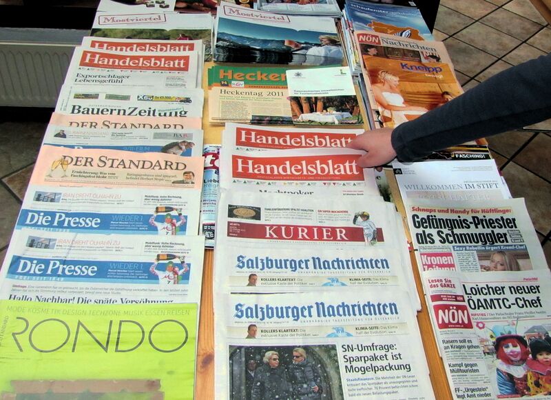 Datei:Zeitungstisch3.jpg