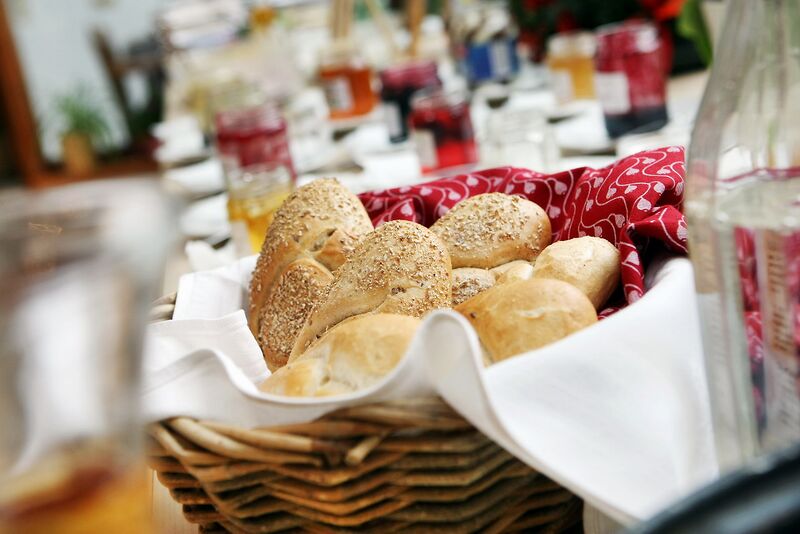 Datei:Mostweckerl Frühstücksbuffet.jpg