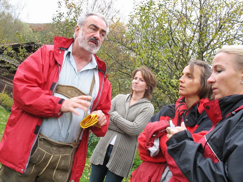 Datei:JW bei Gartenführung.jpg