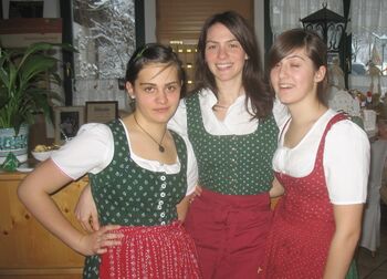 Drei Dirndln vor dem Kirtag