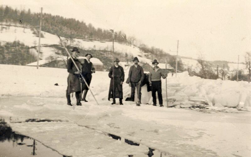 Datei:Arbeiten amEisteich.jpg