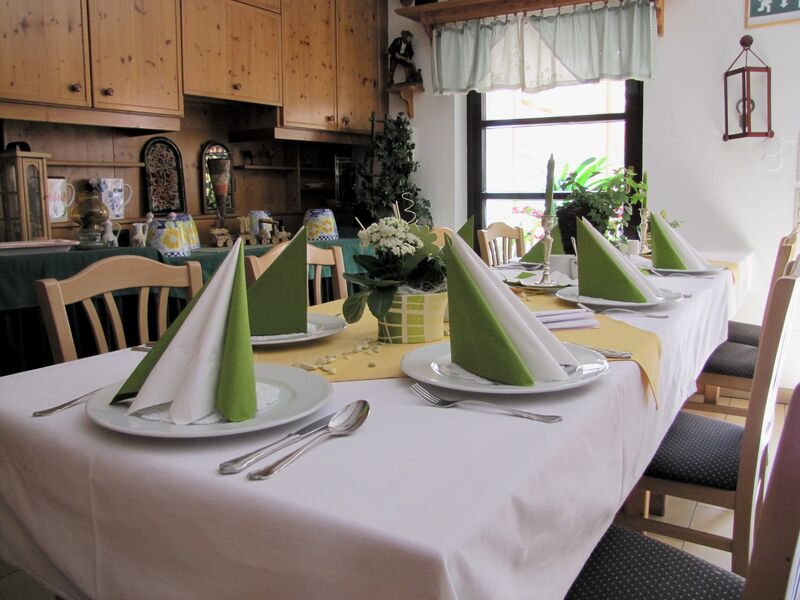 Datei:SH-Kachelofenstube li gedeckt.jpg