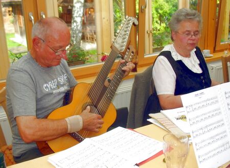 Zithergrupenmitglieder bei Probe - Steinschalerhof
