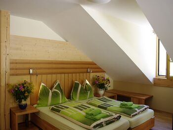 Bett im Zimmer Eiche