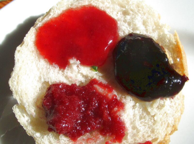 Datei:Frühstück Marmeladenproben.jpg