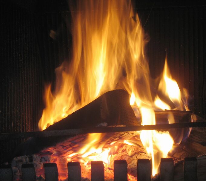 Datei:Feuer Kamin Hängemattenzimmer.jpg