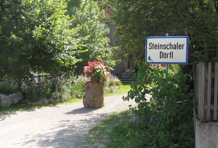 Ortstafel beim Dorfplatzeingang