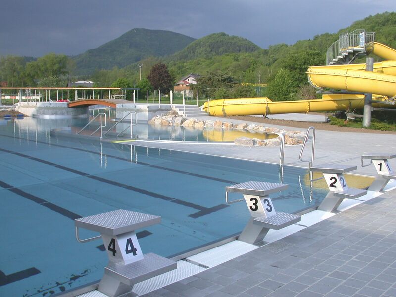 Datei:Erlebnisfreibad Kirchberg Becken Rutsche.jpg