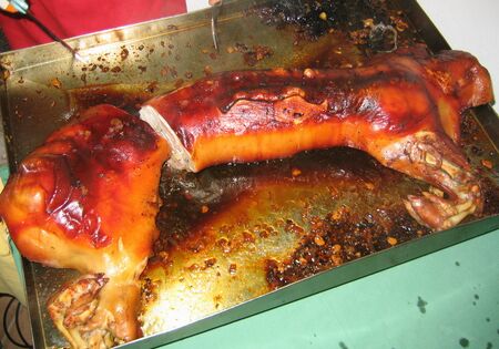 Spanferkel gefüllt - fertig gegrillt