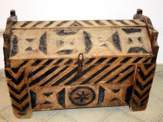 Alte Truhe als Dekoration