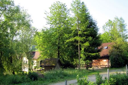 Teichbrücke und Teichhaus (rechts)