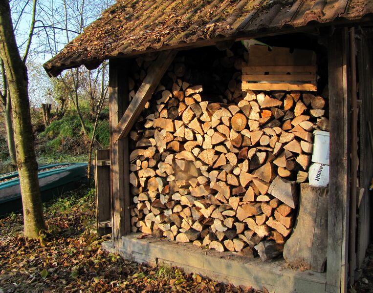 Datei:SH Holzhütte-Teichhaus.jpg