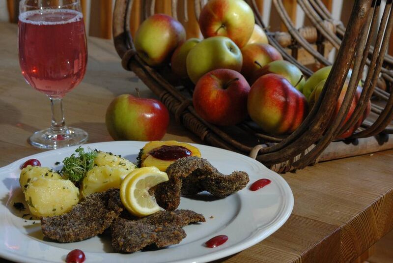 Datei:Hirschschnitzel mit Mohnpanier.jpg