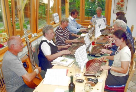 Zithergruppe bei der Probe