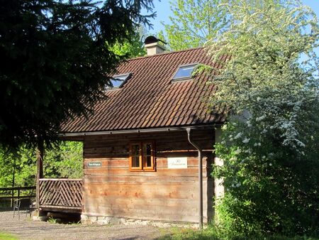 Teichhaus mit Weißdornblüte