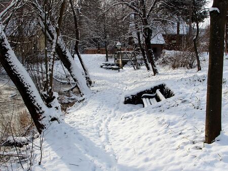 Teichweg im Winter mit Schnee