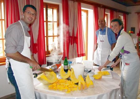 Kürbissuppe mit Wildkräuter wird im Team "komponiert"