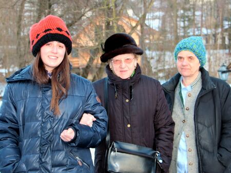 drei Generationen: Enkerl Johanna, Oma Herta, Tochter Annemarie