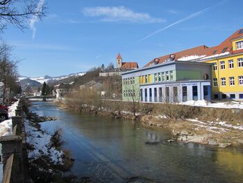 Bibliothek, Schule und Kirche im Winter