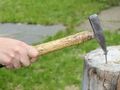 nageln auf dem Holzstock
