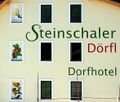 Beschriftungen und Dirndln am Dorfhotel