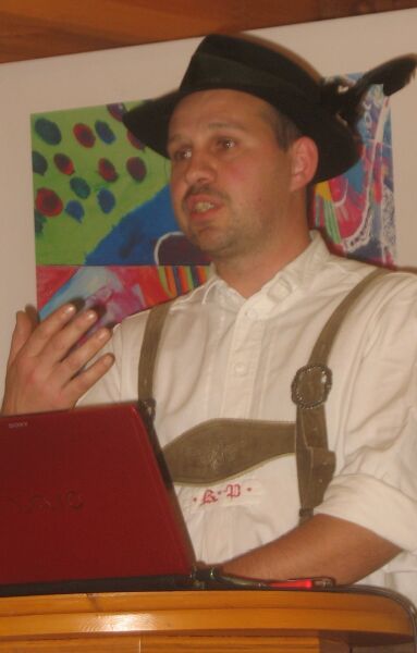 Datei:Karl Plank bei Vortrag.jpg