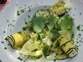 Wildkräutersalat mit Schafkäse-Zucchini Röllchen