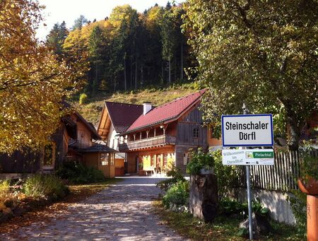 Hier kann Ihre Ortstafel hängen - Dorfplatz-Eingang im Herbst