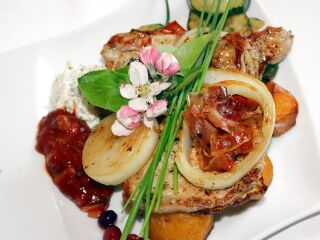 Dirndlkottelet mit Birnenblüte als saisonale, regionale Deko