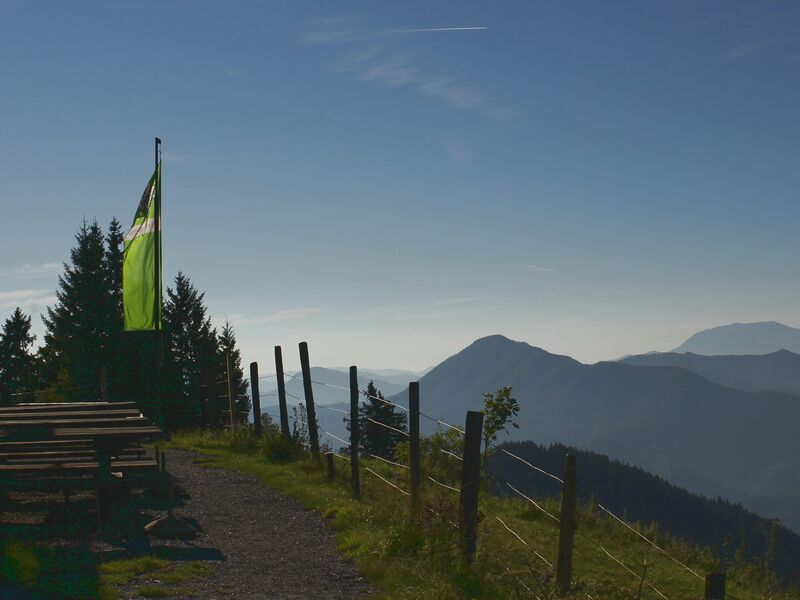 Datei:EST Hütte am Morgen.jpg