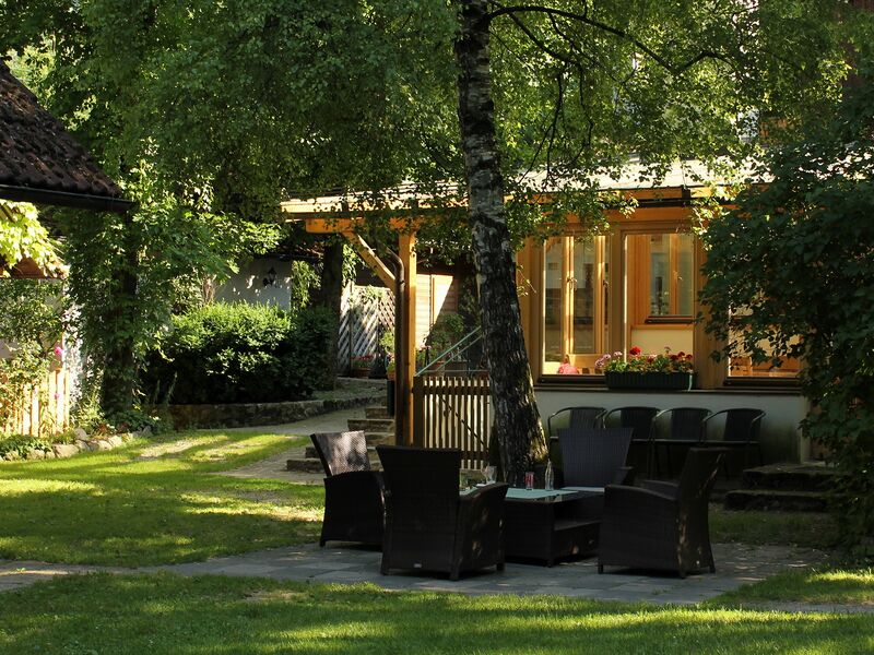 Datei:SH SItzgruppe Gastgarten.jpg