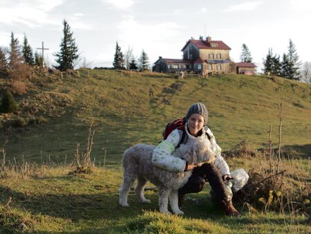 Ulli vor Eisesntein-Hütte am Morgen mit Paula