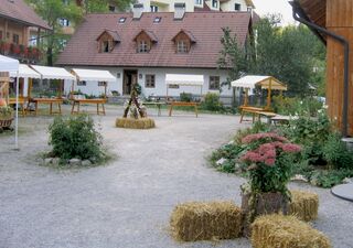 Dorfplatz - Aufbau für einen Kirtag