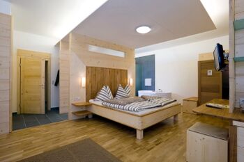 SD- Talblick: Zimmer 103 (Kirsche)