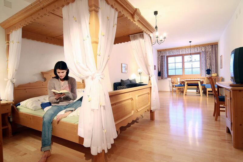 Datei:SD Talblick Zi 124 Himmelbett.jpg