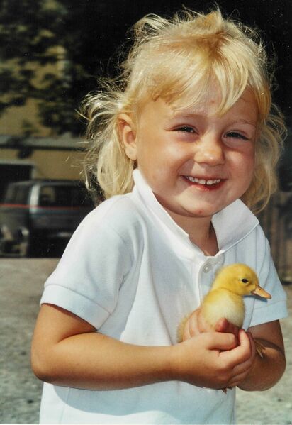 Datei:SH Mädchen m Ente 3.jpg