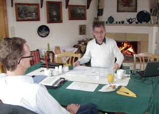 Gruppenarbeit beim offenen Kamin