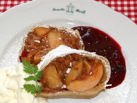 Allternative: Apfelstrudel mit Hollerröster