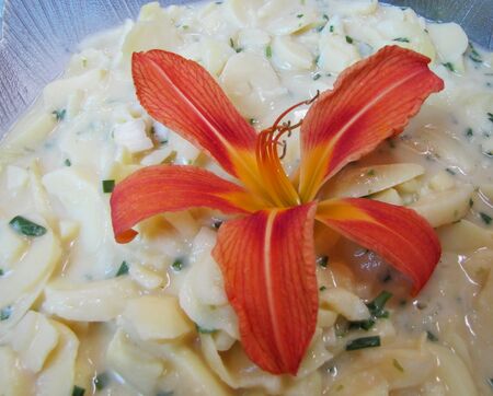 Erdäpfelsalat mit Taglilienblüte