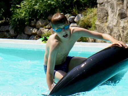 Bub mit Reifen imFreibad
