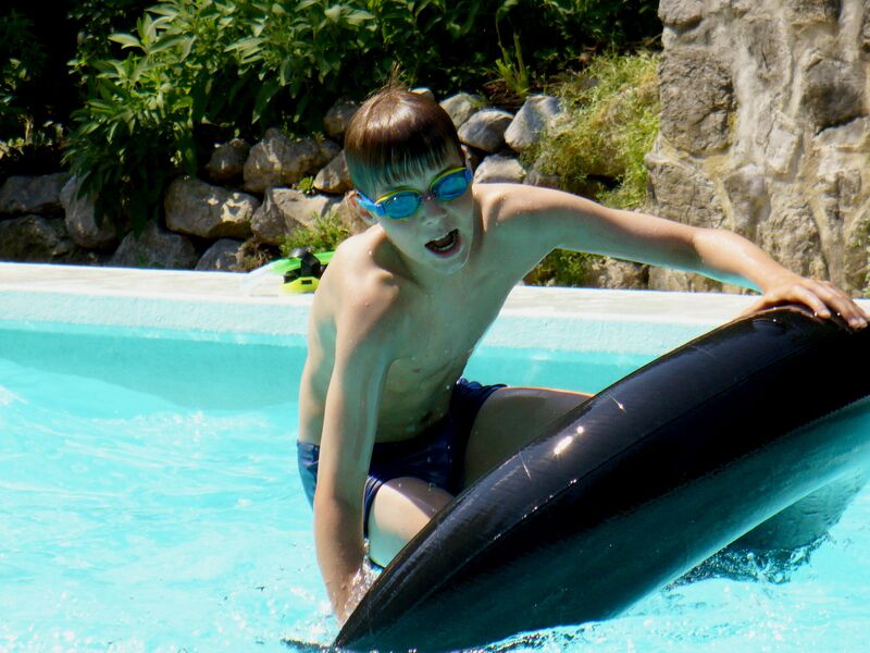 Datei:SH-Bub mit Reifen.jpg