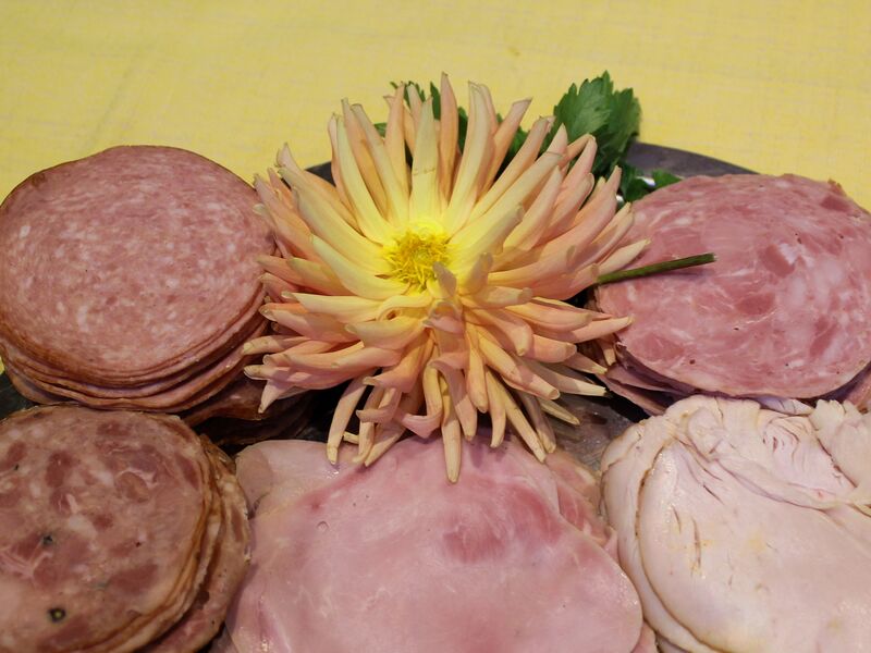 Datei:SH F-Buffet Wurstdeko Dahlie.jpg